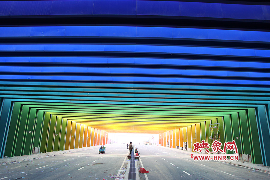 出隧道時由顏色過渡為紫色。