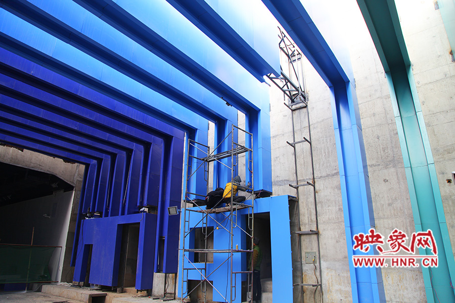 工人還在緊張施工。