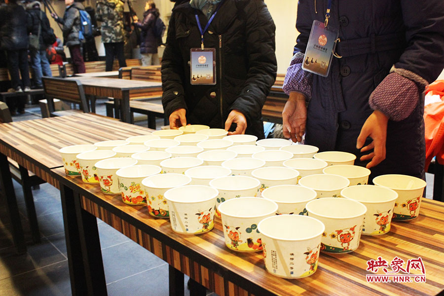 施粥人員準(zhǔn)備了一次性飯盒，方便市民攜帶。