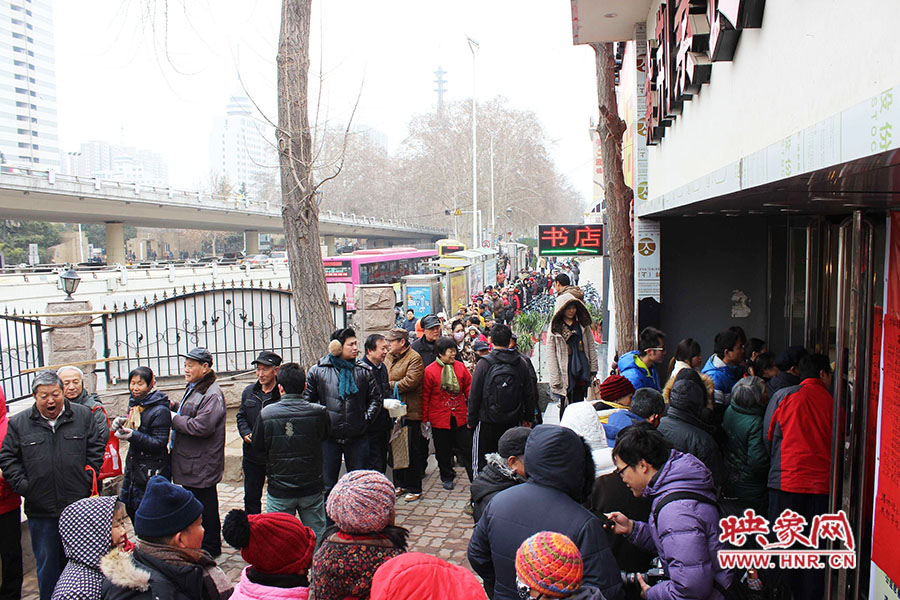 施粥現(xiàn)場(chǎng)排起近百米長(zhǎng)隊(duì)。