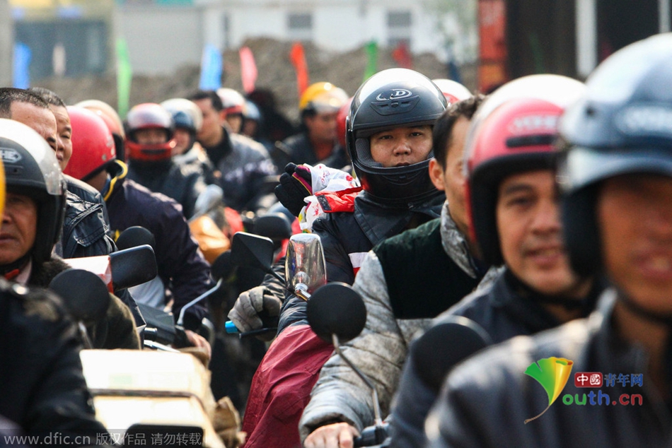 2015年2月10日，廣東佛山，順德龍山加油站為返鄉(xiāng)摩托車免費(fèi)加油。