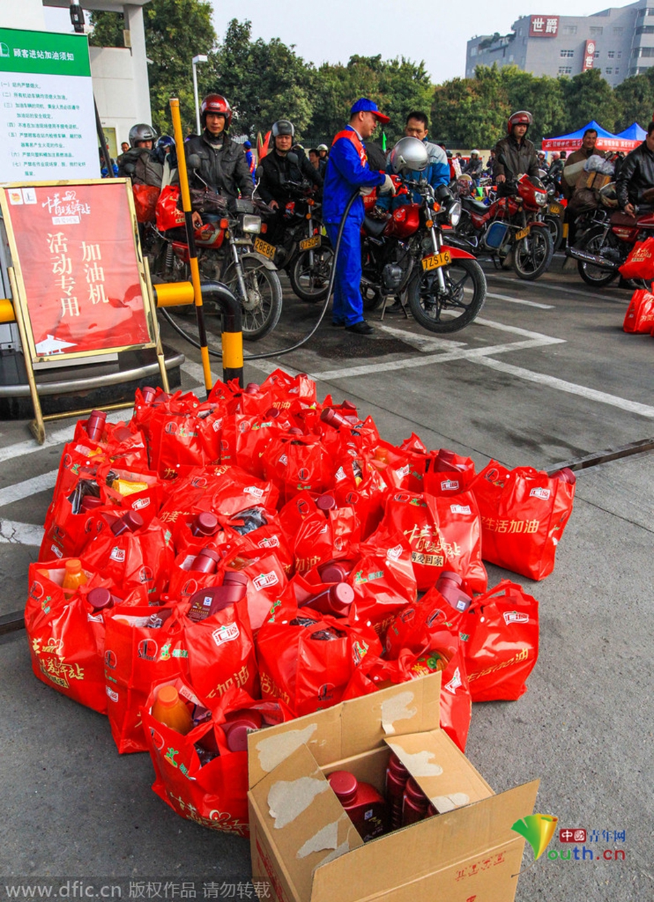 2015年2月10日，廣東佛山，順德龍山加油站為返鄉(xiāng)摩托車免費(fèi)加油。