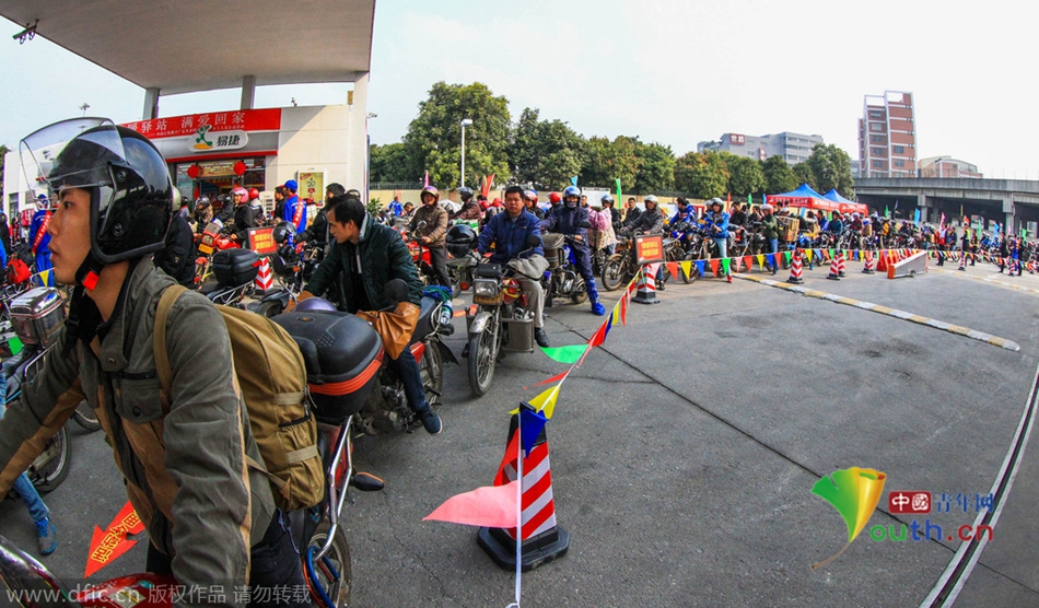 2015年2月10日，廣東佛山，順德龍山加油站為返鄉(xiāng)摩托車免費(fèi)加油。