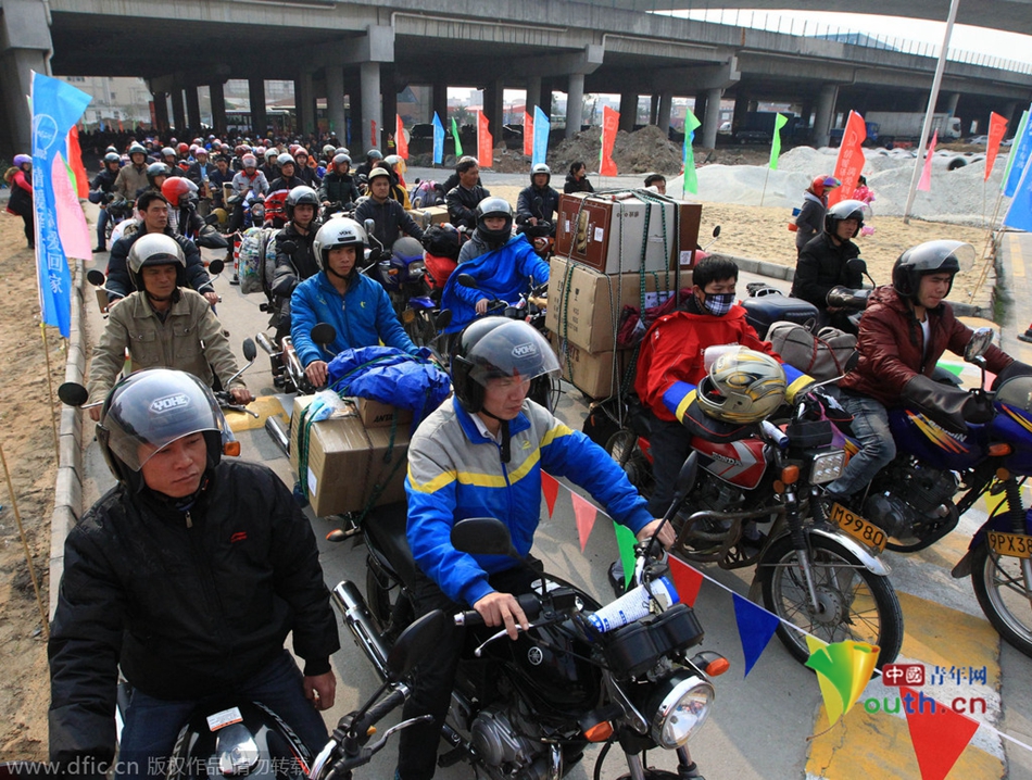 2015年2月10日，廣東佛山，順德龍山加油站為返鄉(xiāng)摩托車免費(fèi)加油。