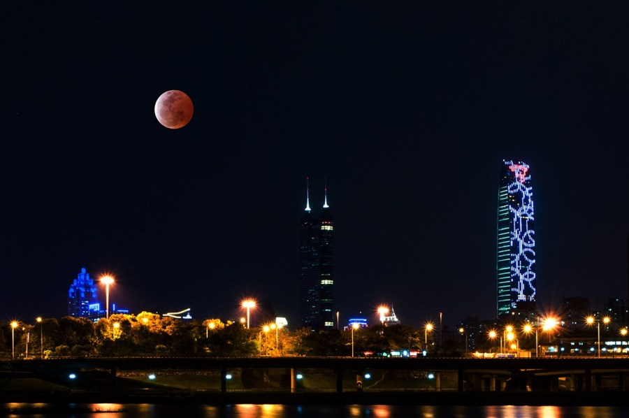 4月4日，深圳，月全食，一輪紅月亮現(xiàn)身夜空。（合成）鄧飛/CFP
