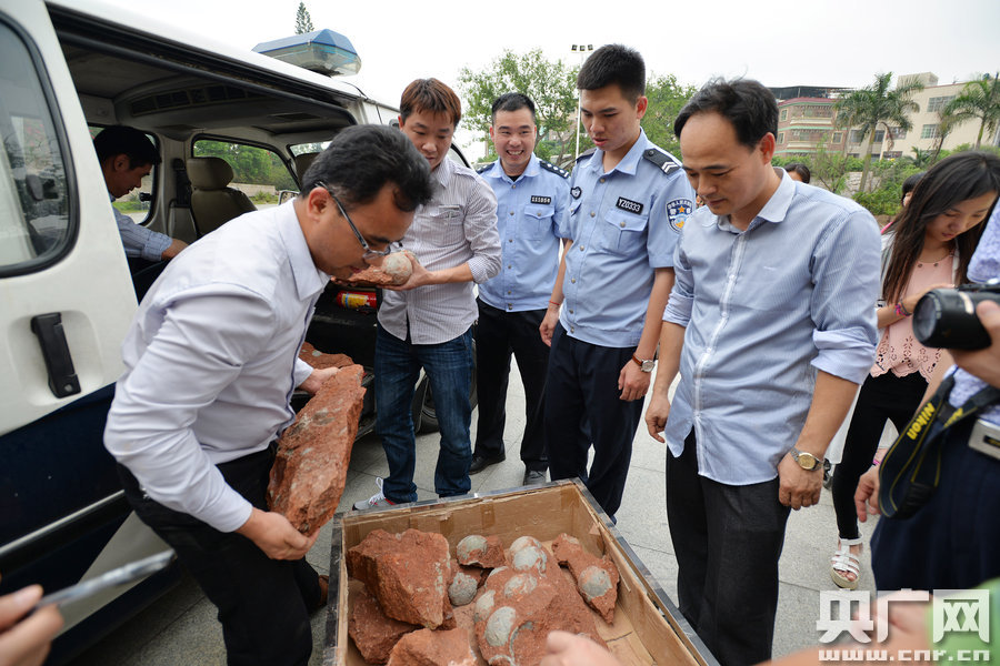 市文化綜合執(zhí)法大隊工作人員和110公安干警也迅速趕到現(xiàn)場維持秩序。