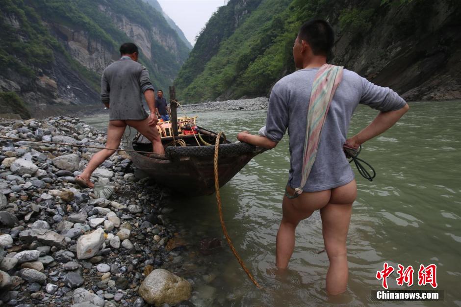 巴東神農(nóng)溪還保留著獨(dú)特的裸體纖夫拉纖景觀。