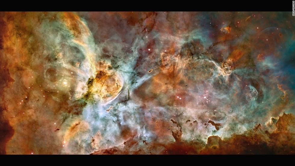 這個大星系是小恒星的誕生地，預(yù)計其中有數(shù)顆質(zhì)量為太陽的50至100倍的恒星