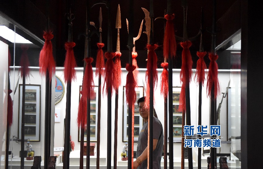 4月26日，參觀者在兵器展覽館內(nèi)參觀。