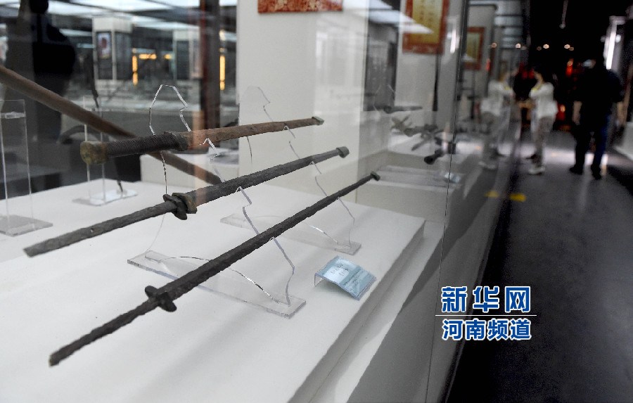4月26日，參觀者在兵器展覽館內(nèi)參觀。