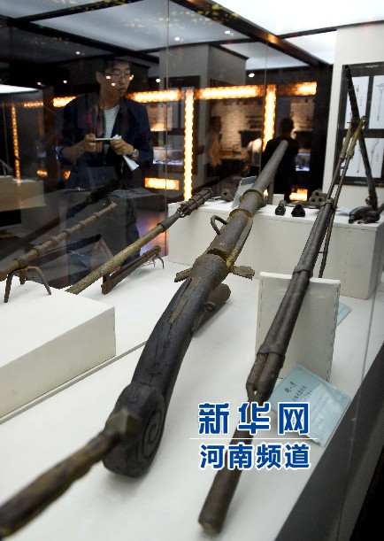 4月26日，參觀者在兵器展覽館內(nèi)參觀。