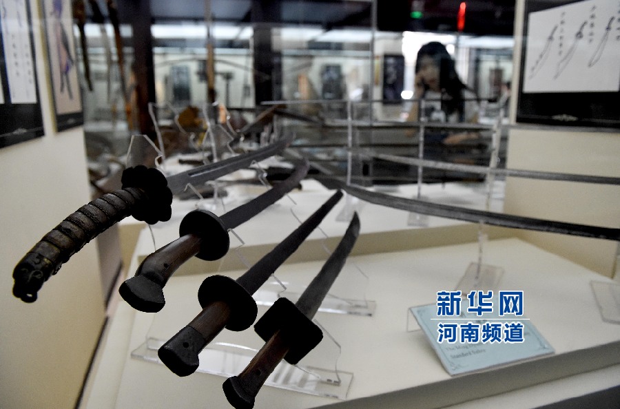 4月26日，參觀者在兵器展覽館內(nèi)參觀。