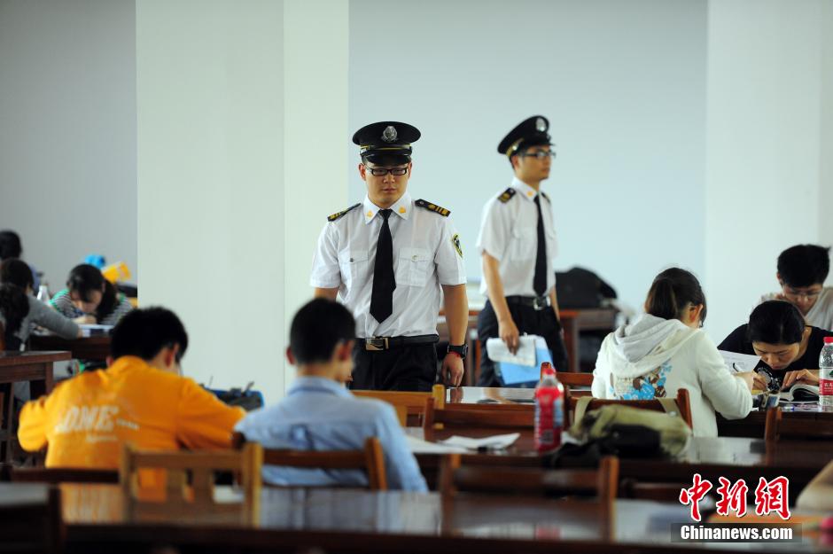 5月8日，武漢輕工大學(xué)圖書館保安黃凱、萬文杰在圖書館巡查。中新社發(fā) 張暢 攝