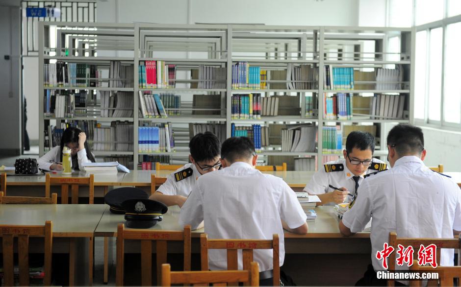5月8日，武漢輕工大學(xué)保安黃凱在圖書館巡查。中新社發(fā) 張暢 攝