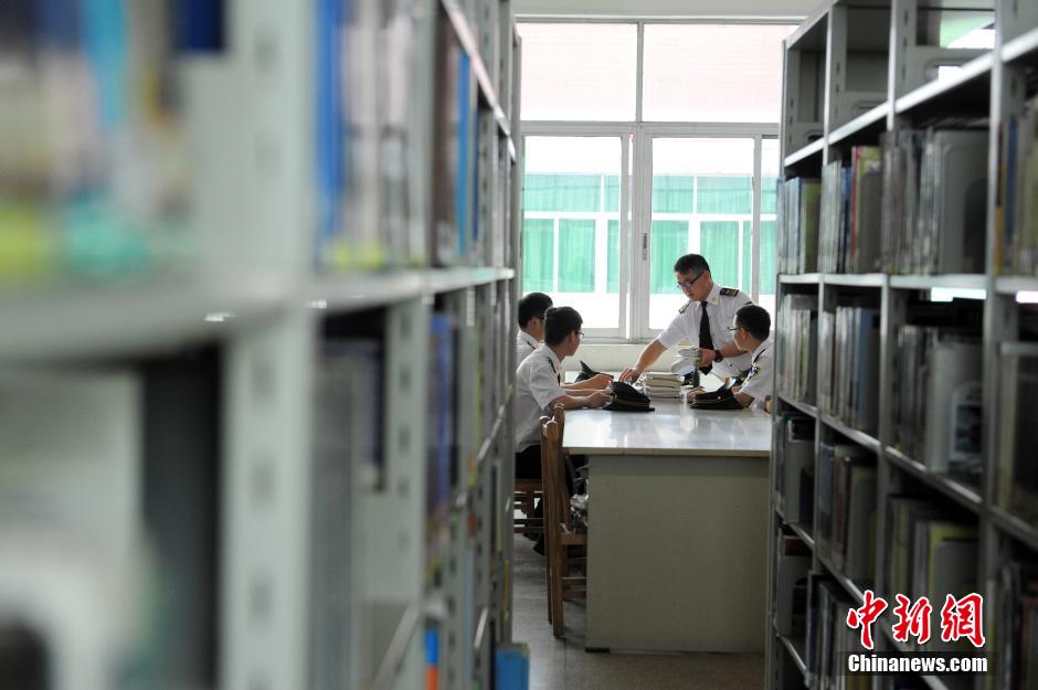 5月8日，武漢輕工大學(xué)保安吳濤、江力、黃凱、萬文杰在圖書館學(xué)習(xí)中。中新社發(fā) 張暢 攝