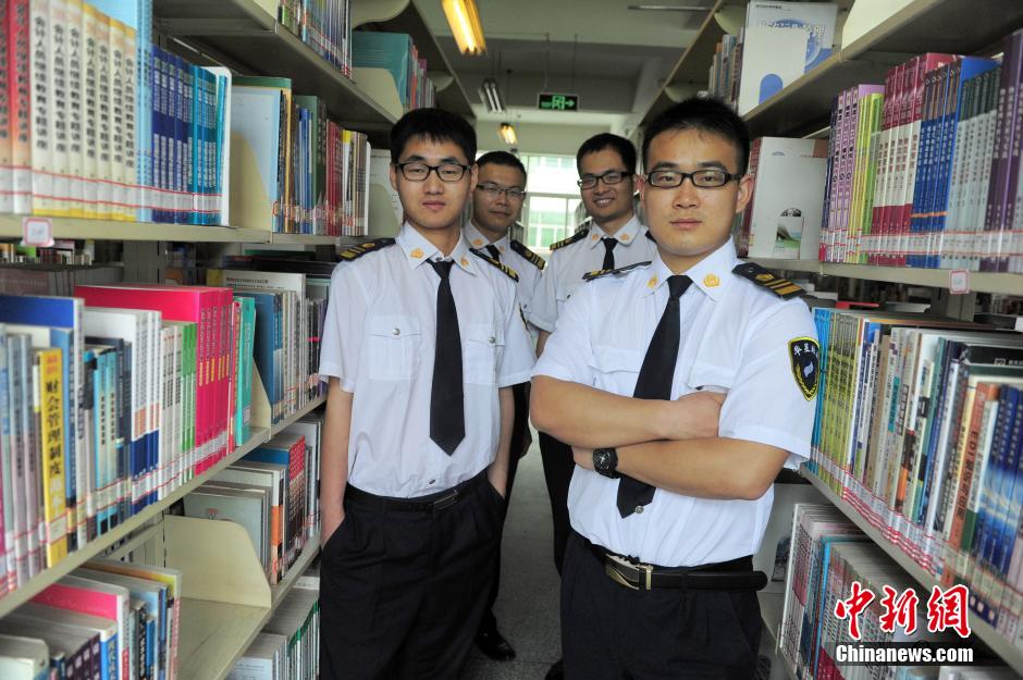 　5月8日，武漢輕工大學(xué)圖書館保安吳濤、江力、黃凱、萬文杰。中新社發(fā) 張暢 攝