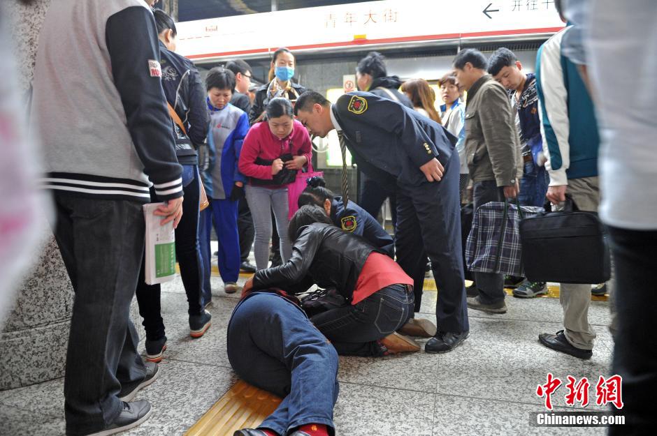 74歲老太地鐵站臺(tái)摔倒稱“有老保，不訛人”