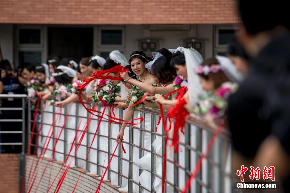 　廣東一大學為校友舉行集體婚禮 50對夫妻重返母校