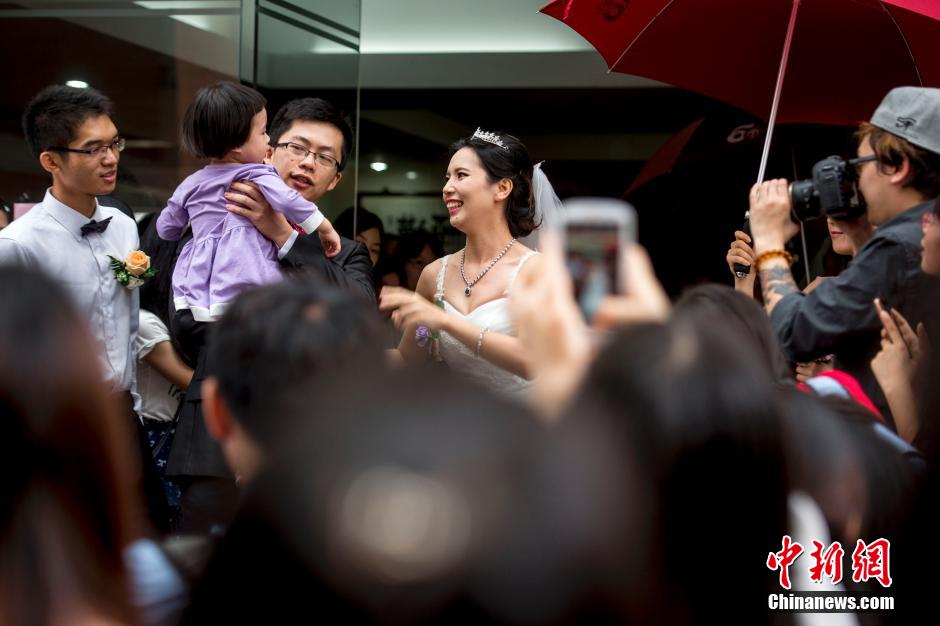 　廣東一大學為校友舉行集體婚禮 50對夫妻重返母校
