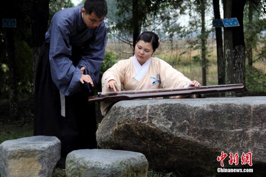 在校園里撫琴的“神雕俠侶”。