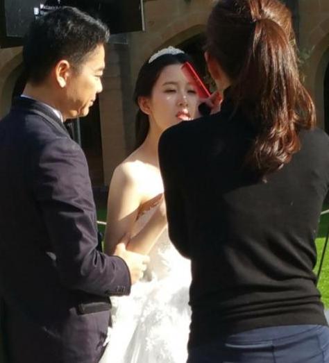 劉強(qiáng)東奶茶妹被曝悉尼拍婚紗照 劉強(qiáng)東奶茶妹被曝悉尼拍婚紗照