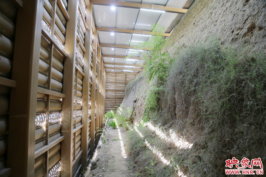 鄭州市商城遺址保護管理處對該節(jié)點1700米城垣兩側(cè)斷面遺址進行保護性設(shè)施建設(shè)。