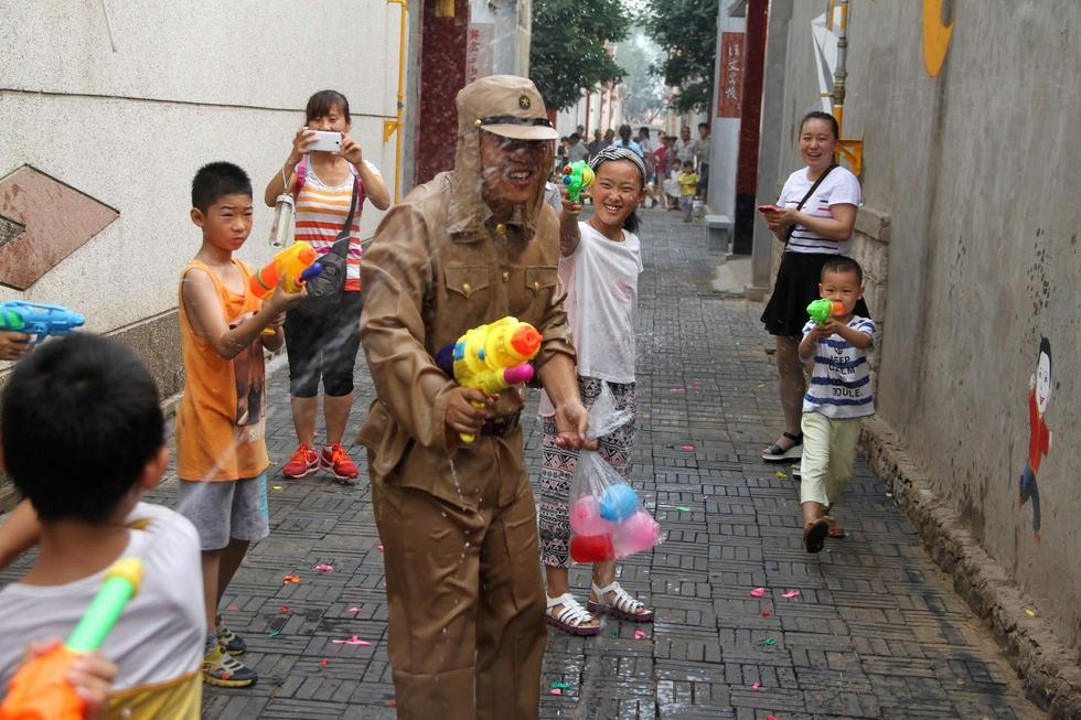 孩子們扮成八路軍手持水槍打鬼子。