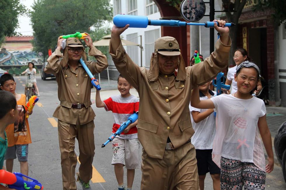 最終幾名鬼子被八路軍制服，被押著游街示眾，以此慶?？谷諔?zhàn)爭勝利70周年。