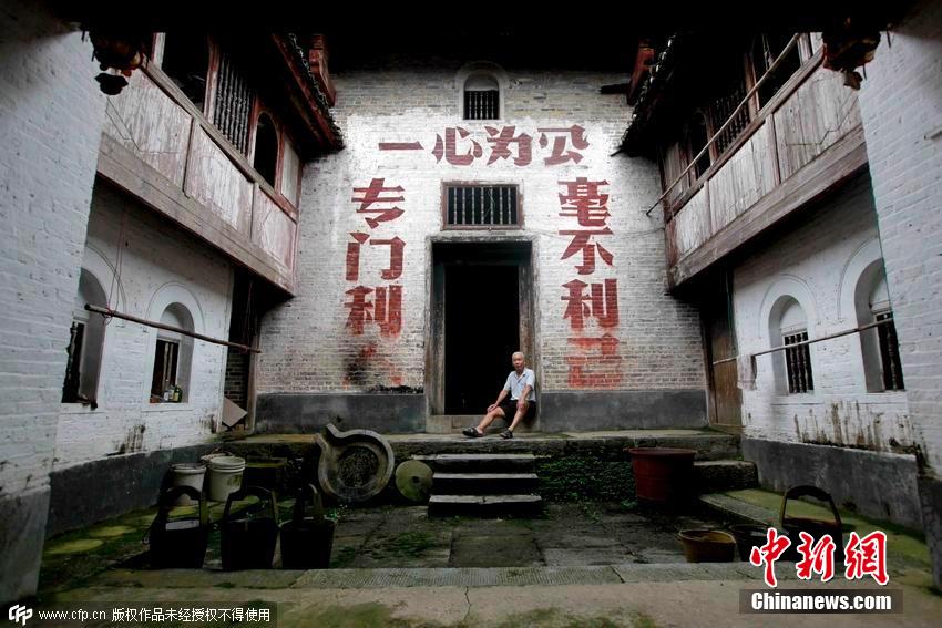 走進(jìn)廣西“紅軍標(biāo)語(yǔ)村” 革命標(biāo)語(yǔ)遍布全村老屋 走進(jìn)廣西“紅軍標(biāo)語(yǔ)村” 革命標(biāo)語(yǔ)遍布全村老屋