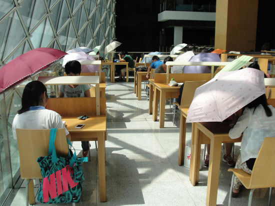 2015年8月2日，深圳圖書館，“太陽曬進來很熱的，我們都要撐著傘讀書。”