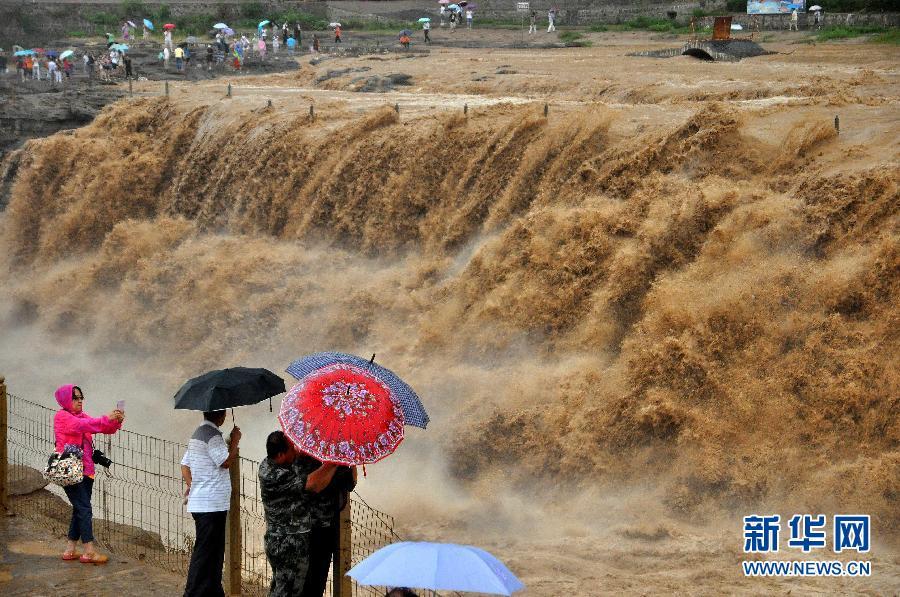 8月2日，游客在山西吉縣黃河壺口瀑布景區(qū)游覽觀瀑。