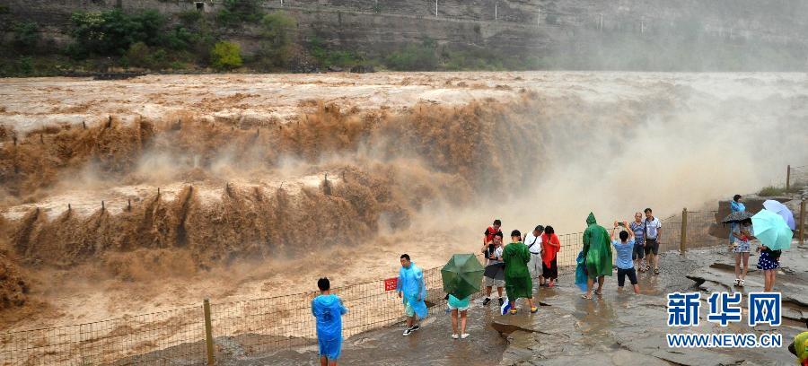 8月2日，游客在山西吉縣黃河壺口瀑布景區(qū)游覽觀瀑。