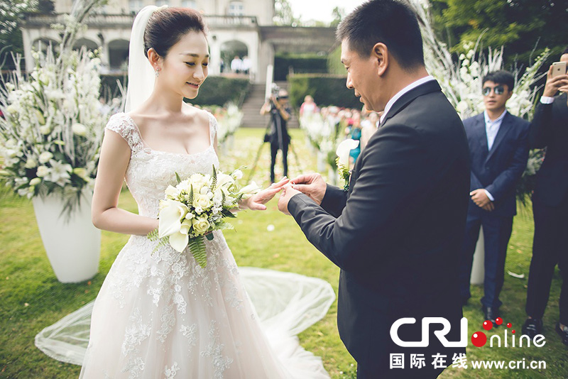 李小冉比利時(shí)辦婚禮 朱丹、鐘欣潼、應(yīng)采兒做伴娘