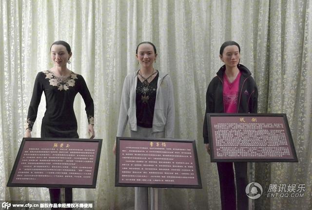 ，“華鎣山中外名人蠟像館”中的蠟像，被網(wǎng)友稱作“華鎣山農(nóng)貿(mào)服裝發(fā)布會”。