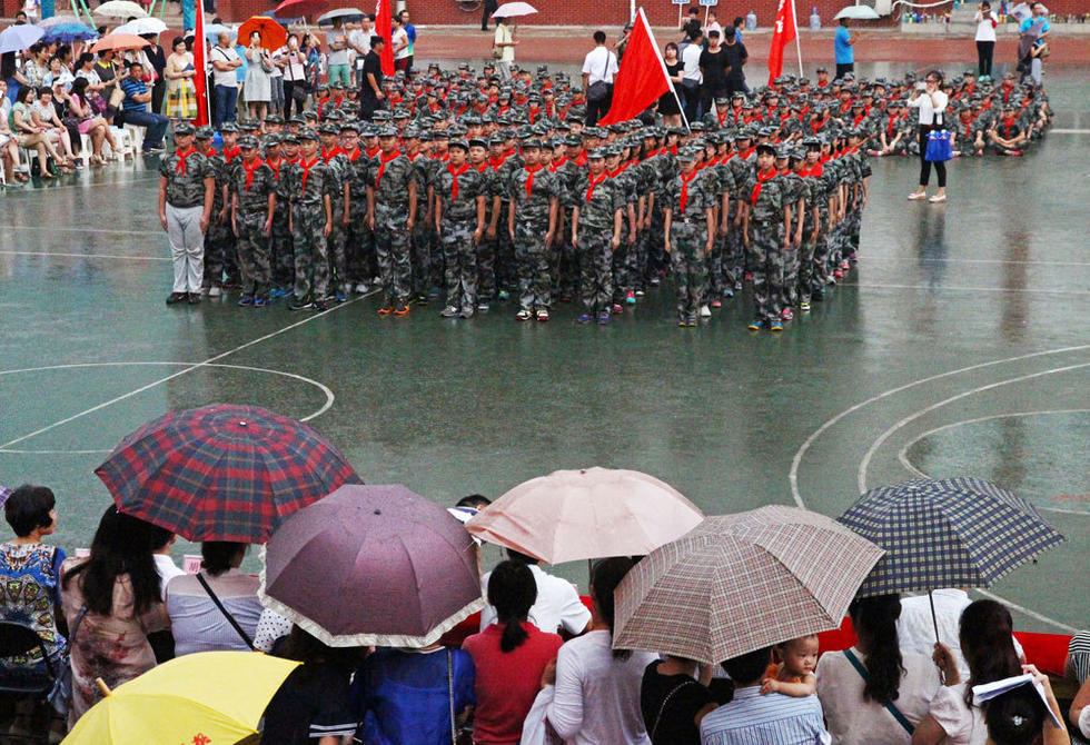 鄭州市，鄭州市第八中學(xué)會操表演當(dāng)天突降大雨，但是同學(xué)們在雨中堅持完成了會操表演。