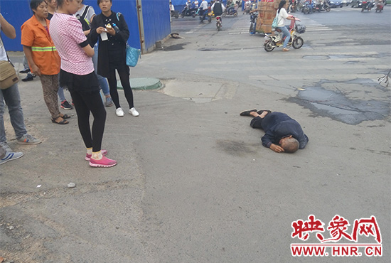 老人倒地后無人敢扶，過路市民拍照作證。