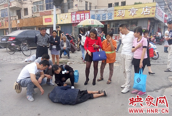 據(jù)附近環(huán)衛(wèi)工人介紹，老人是自己過路口時(shí)不小心摔倒的。
