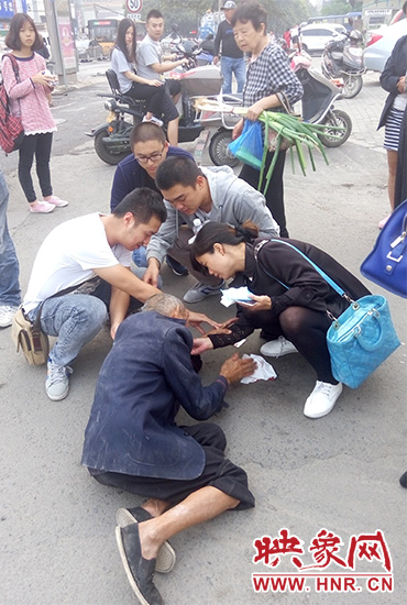 一些愛心市民在撥打了110和120后，上前給老人擦臉上的血跡。