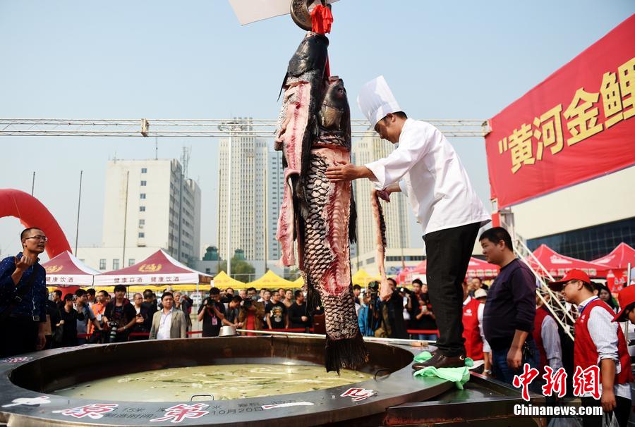 河南鄭州，一個直徑3.15米，深0.7米，可容納3噸高湯的“中原第一鍋”現場烹煮火鍋盛宴。