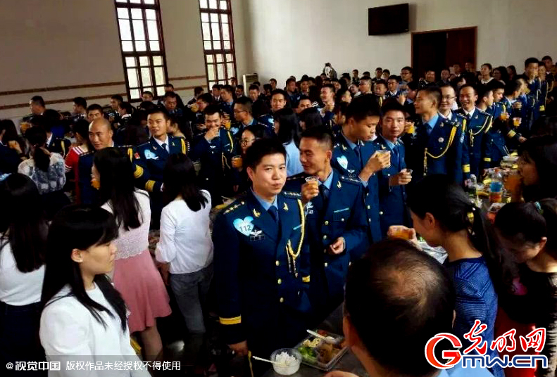 湖北武漢，“嫁人就嫁解放軍”，每年一屆的武漢軍旅姻緣會17日在駐漢空軍某指揮所文化活動中心舉行