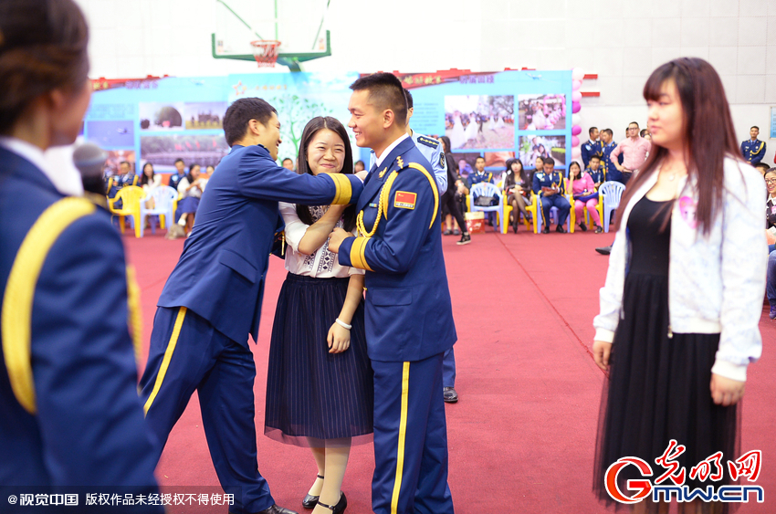 湖北武漢，“嫁人就嫁解放軍”，每年一屆的武漢軍旅姻緣會17日在駐漢空軍某指揮所文化活動中心舉行