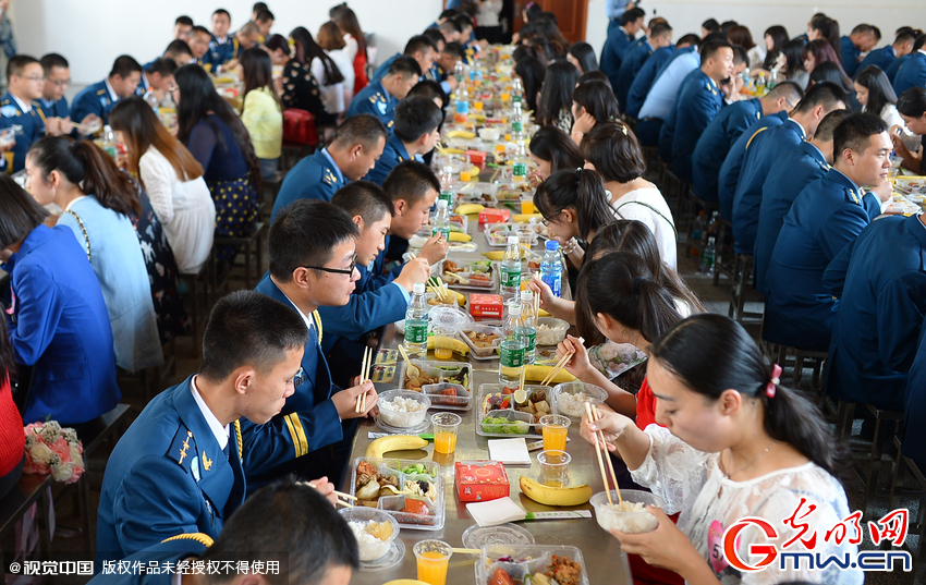 湖北武漢，“嫁人就嫁解放軍”，每年一屆的武漢軍旅姻緣會17日在駐漢空軍某指揮所文化活動中心舉行
