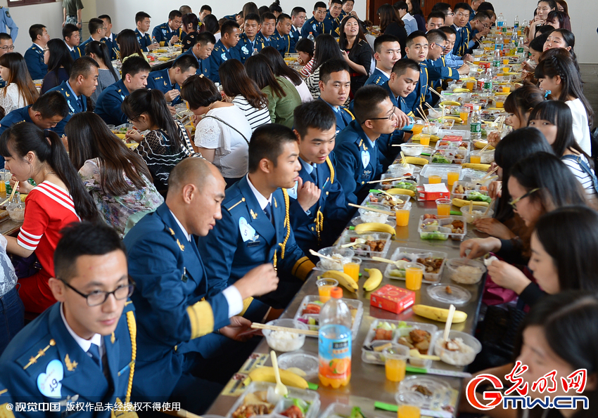 湖北武漢，“嫁人就嫁解放軍”，每年一屆的武漢軍旅姻緣會17日在駐漢空軍某指揮所文化活動中心舉行