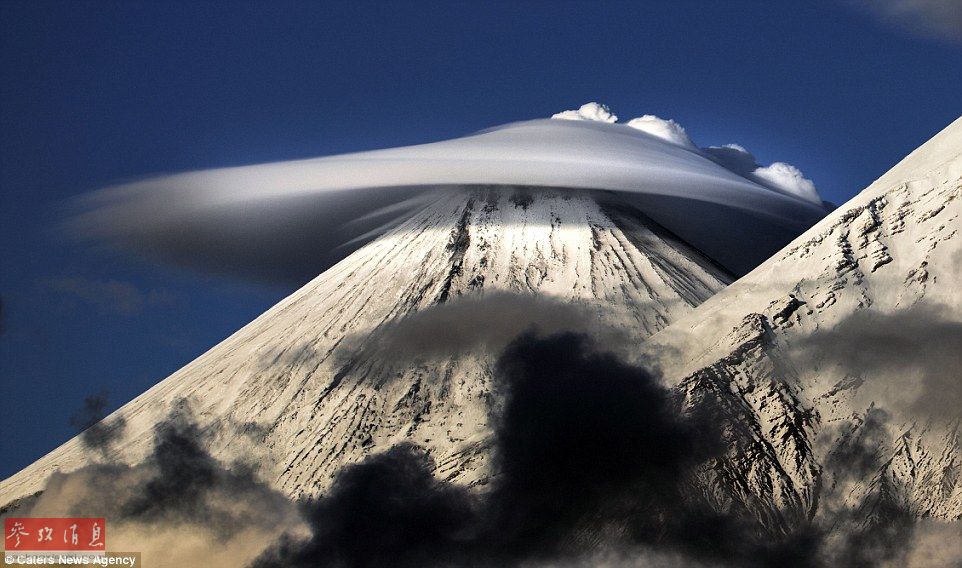 火山上籠罩著類似于外星飛碟形狀的云彩，場(chǎng)景猶如科幻大片。