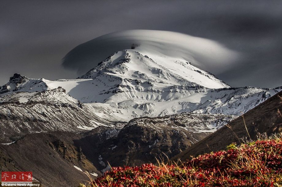火山上籠罩著類似于外星飛碟形狀的云彩，場(chǎng)景猶如科幻大片。