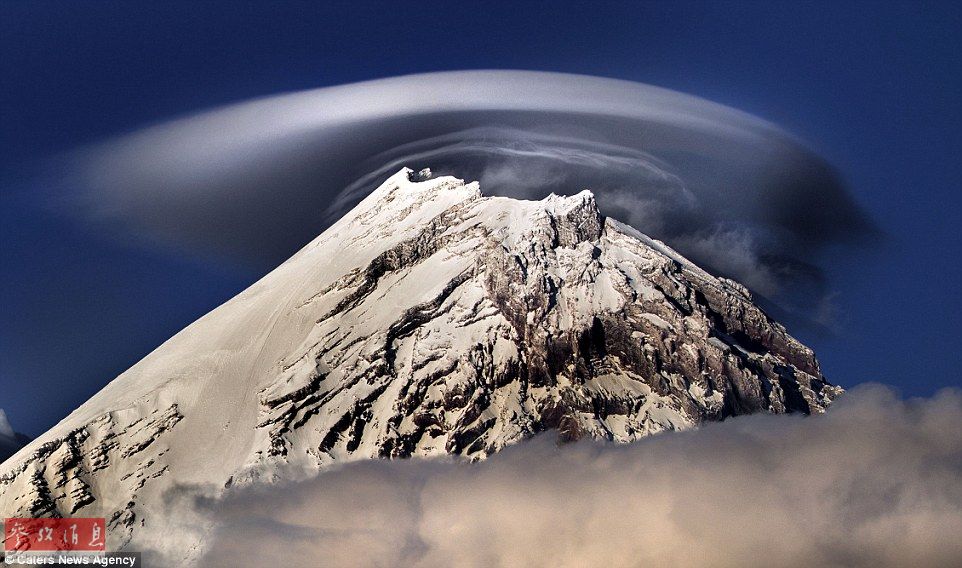 火山上籠罩著類似于外星飛碟形狀的云彩，場(chǎng)景猶如科幻大片。
