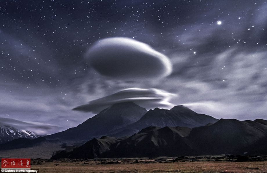 火山上籠罩著類似于外星飛碟形狀的云彩，場(chǎng)景猶如科幻大片。