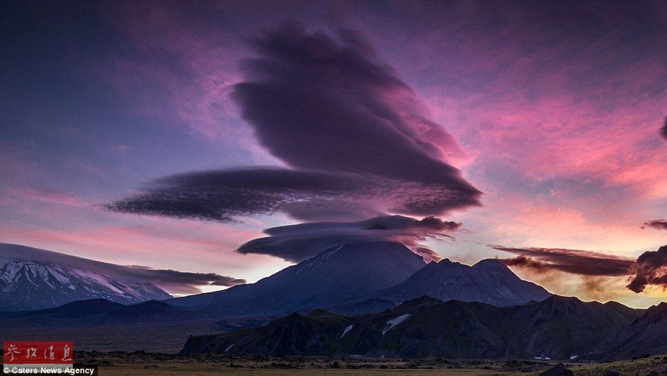 火山上籠罩著類似于外星飛碟形狀的云彩，場(chǎng)景猶如科幻大片。