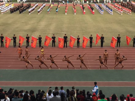 杭州某大學(xué)秋季運(yùn)動(dòng)會(huì)開(kāi)幕式 裸男大秀肌肉