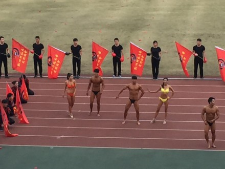 杭州某大學(xué)秋季運(yùn)動(dòng)會(huì)開(kāi)幕式 裸男大秀肌肉